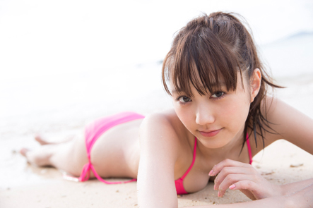 砂浜で寝転ぶ鈴木友菜の画像