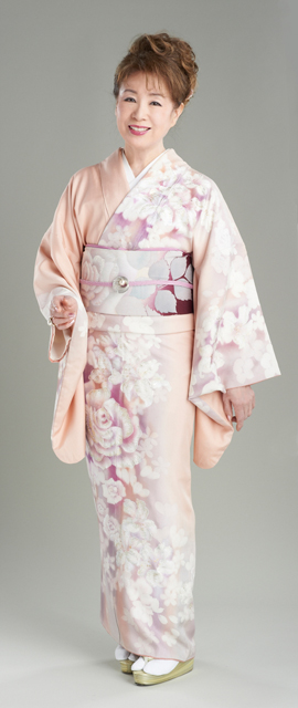 和装ファッション!ピンク×花柄の着物を着る全身の五月みどり