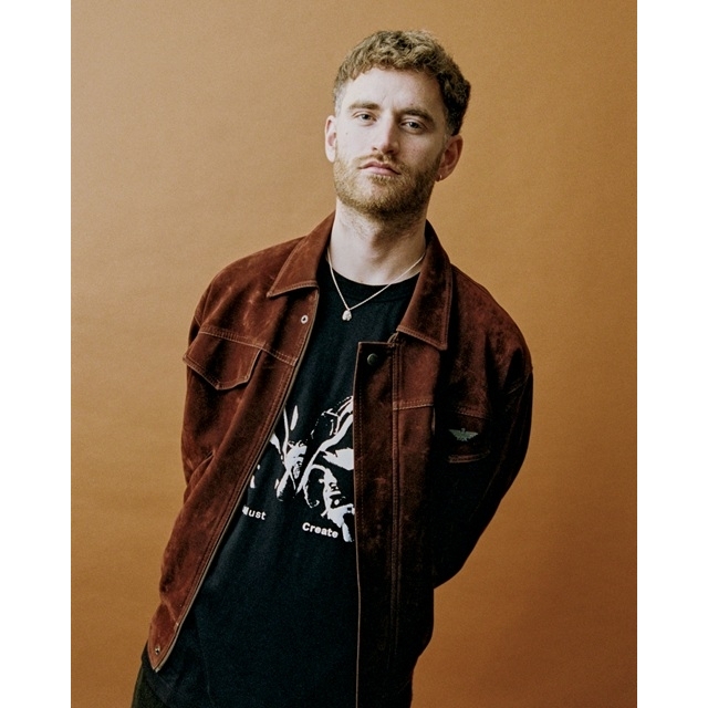 トム・ミッシュ、2ndアルバムのリリースを発表 新曲「Sisters With Me」をMVとともに公開