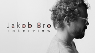 [インタビュー]<br />誰かの音楽と繋がることを恐れない――誰にも似ていないギタリスト、ヤコブ・ブロの謎に迫る