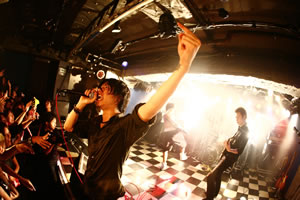 新宿LOFT熱狂！ ONE OK ROCK半年ぶりのライヴで活動再開！