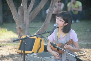 つじあやの、〈鴨川ライブ〉が大盛況！