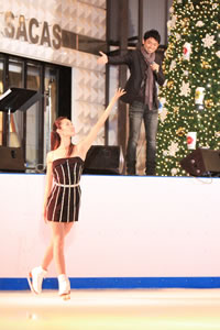河口恭吾の新曲で、荒川静香がイナバウアー！