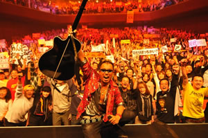 長渕剛、“ギター1本”の全国ツアーで合計120曲以上を熱唱！ - CDJournal