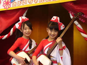 10歳と9歳の姉妹三味線デュオ“葵と楓”、浅草花やしきでイベントを開催！