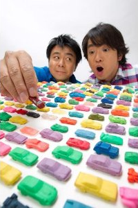 「スーパーカー消しゴム」を大人になった今、全力で遊んでみる！DVD『ぼくらのカーケシ』発売