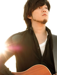 秦 基博、弾き語りアルバム発売！ 新曲が『ナルト』OPテーマに決定！