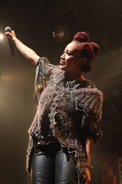 EMI MARIAと16人のバックダンサー、一夜限りのコラボ・ライヴがYouTubeで公開！