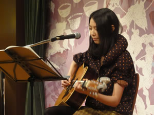 星羅、スタバでライヴを開催！