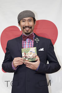 戦場カメラマン・渡部陽一、スーツ姿で初の朗読イベントを開催 