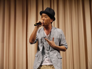 SEAMO、“笑う犬”と一緒に新曲「ワン☆ダフル」を披露！