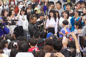 長渕 剛、被災地の子供たちと希望を歌う！