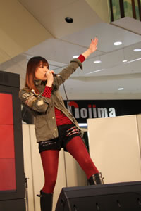 菅原紗由理、ライヴでイヴを彩る！ 来年3月にはワンマンも決定