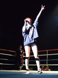 果山サキ、女子高生キックボクサー飯田なお応援曲「Fly」をリングから熱唱！