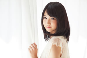 1万人から選ばれた15歳、上野優華が学生募集パンフレット