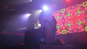 元m.o.v.eのmotsuとDJ KAYAがユニット結成、シンガポールで初披露