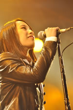 注目の新人ヴォーカリスト“Rico”16歳の伸びやかな歌声を披露