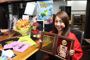 鈴木あきえデビュー10周年、ラジオで出川哲朗がサプライズ表彰式を開催