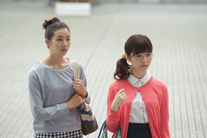 AKB48・島崎遥香が主演、中田秀夫監督の最新ホラー映画『劇場霊』来秋公開