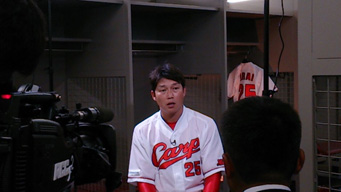 広島カープ・新井貴浩選手の2,000本安打を独占インタビューなどで辿る『カープ愛に包まれた男』発売