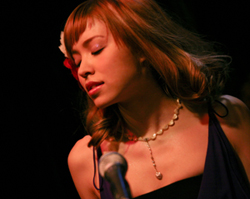 オーガニック・ヴォイスの日米ハーフ美人ジャズ・シンガーSHANTIが6月にデビュー