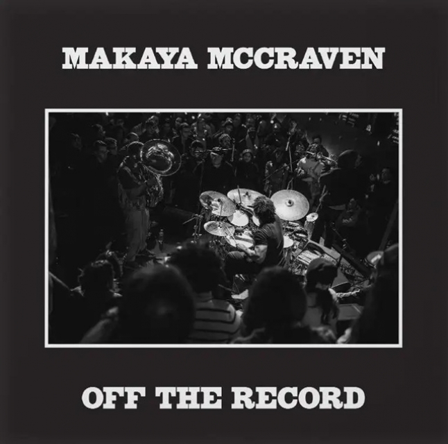 マカヤ・マクレイヴン、ライヴ音源を再構築したEP4枚をまとめた『Off the Record』をリリース