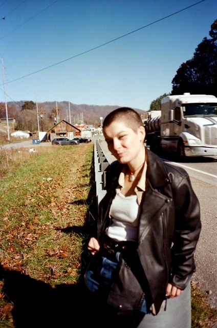 サックス奏者“ゾー・アンバ”、ギターを弾き歌う新作アルバム『Eyes Full』のリリースを発表