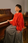 “語りかけるピアノの詩人”齊藤さっこ、『さっことアモーレ-Recording Live』リリース