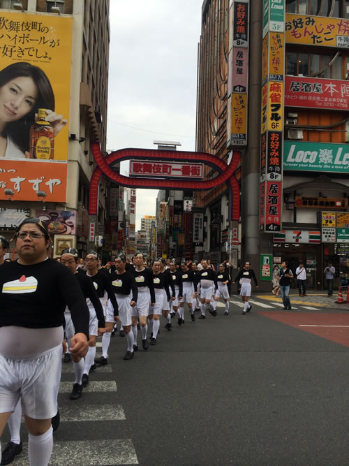 AHOAHOMANが新宿に大量出現、『ダウンタウンのごっつええ感じ