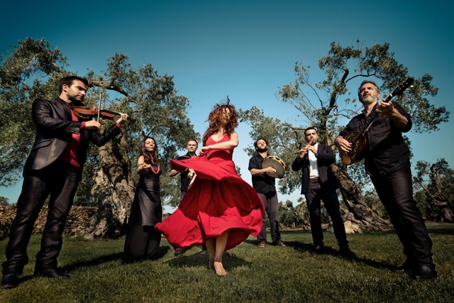 カンツォニエーレ・グレカニコ・サレンティーノ、タランテッラの最重要バンドが初来日公演を開催 CDJournal ニュース