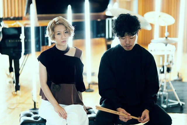 桑原あいと石若 駿がピアノとドラムだけのデュオでアルバムをリリース
