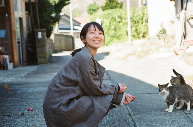 仲野太賀主演映画 泣く子はいねぇが 吉岡里帆が見せた癒しのオフショット写真を公開 Cdjournal ニュース 仲野太賀主演映画 泣く子はいねぇが 吉岡里帆が見せた癒しのオフショット写真を公開 Cdjournal ニュース