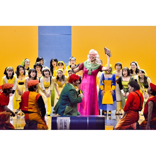 ドニゼッティのキュートでロマンティックな人気オペラ『愛の妙薬』が新国立劇場で上演