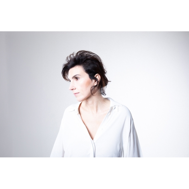 イタリアの新世代コンポーザー / ピアニスト、オリヴィア・ベッリが新作『ダイモン』を発表