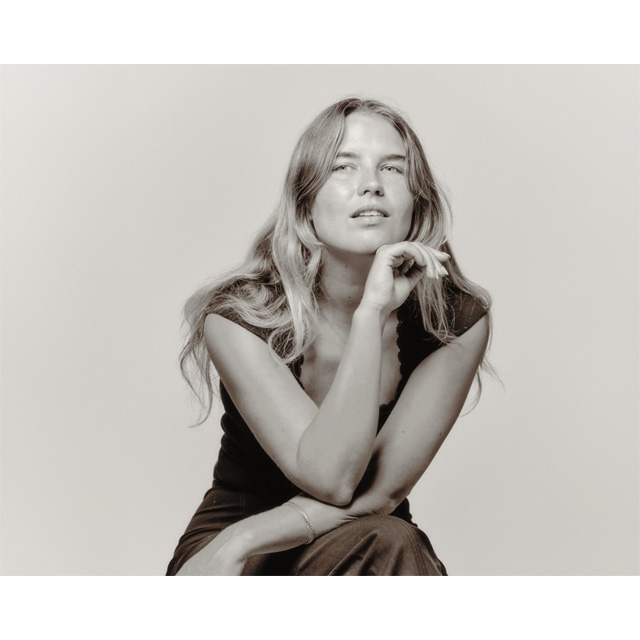 リザ・ロー、フィドル＆コントラバスと録音した新曲「Birdsong」を発表