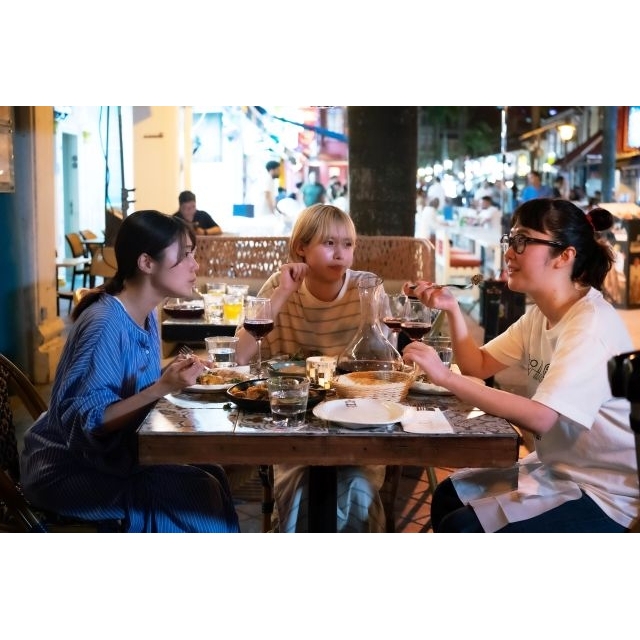 映画『マジカル・シークレット・ツアー』場面写真公開　有村架純がシンガポールで黒木華・南沙良と密輸仲間に