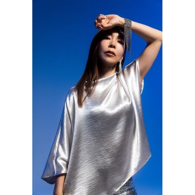 露崎春女、デビュー30周年記念ベスト発売決定　「GLAMOROUS（feat. michico）」先行配信開始