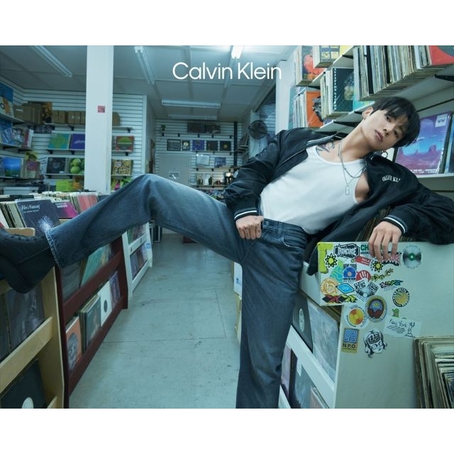 Calvin Kleinの2026年春のデニムキャンペーン・ヴィジュアルに登場する男性は？