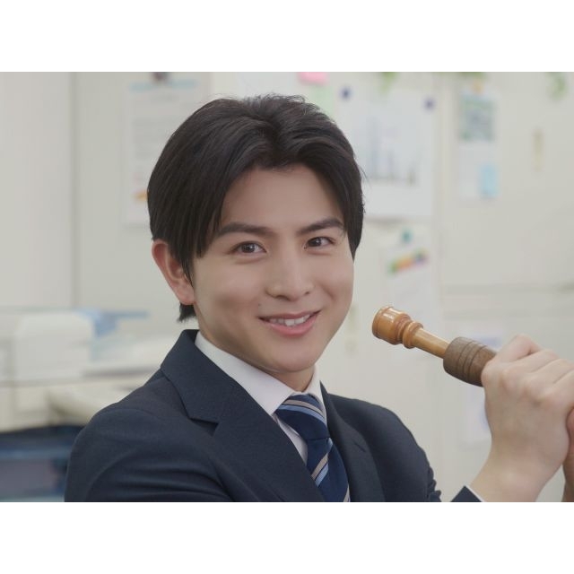 「サントリー天然水 特製ジンジャーエール」のCMに出演している男性は？