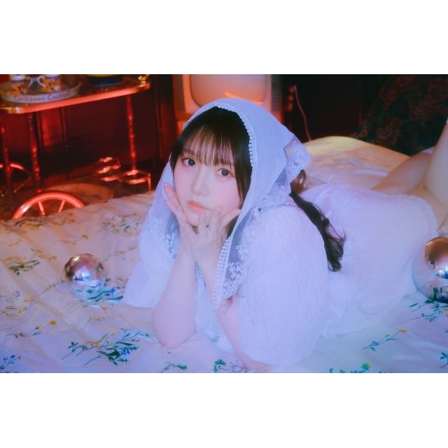 麻倉もも、ニュー・シングル「crumb」アーティスト写真＆ジャケット写真公開　浮遊感ある幻想的ヴィジュアル