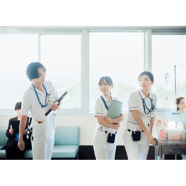 「ナース専科転職」のCMでヒコロヒーと齊藤京子と共演している男性は？