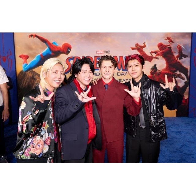Mrs. GREEN APPLE、映画『スパイダーマン：BND』のレッドカーペットに登場　トム・ホランドと対面