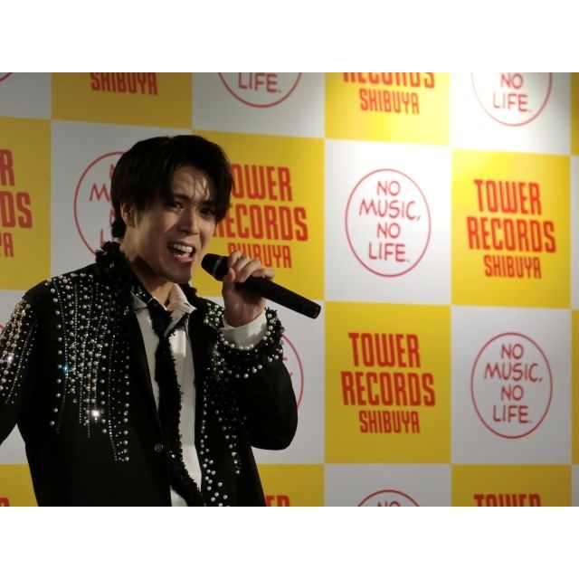 平松賢人、メジャー2ndシングル「ピジョッソ」リリース・イベント開催　プロデューサー・ROVINが駆けつけ祝福