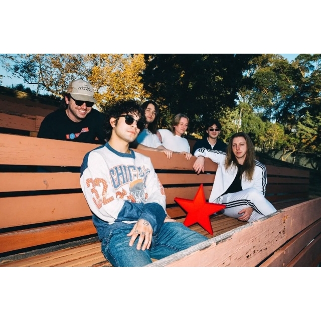 LAの6人組メロディックポップ・バンド“ザ・ソフス”、デビュー・アルバム『GOLDSTAR』を発表