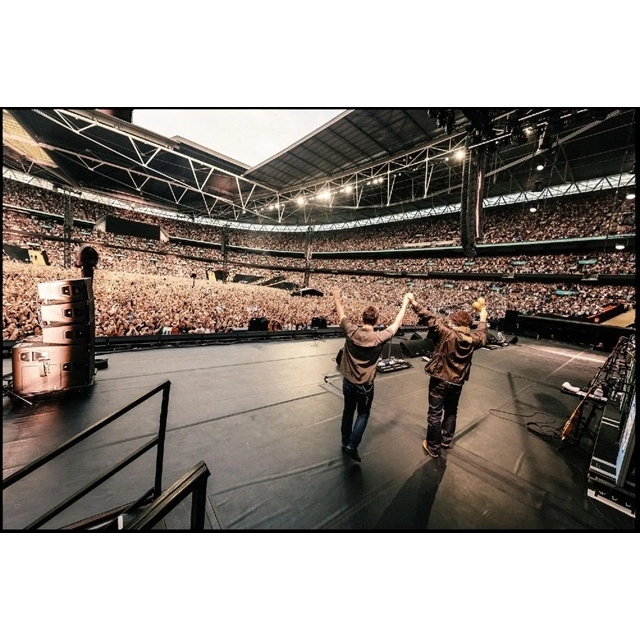 オアシス、チャリティ作『HELP(2)』に参加が決定　2025年ワールド・ツアーのライヴ音源を収録