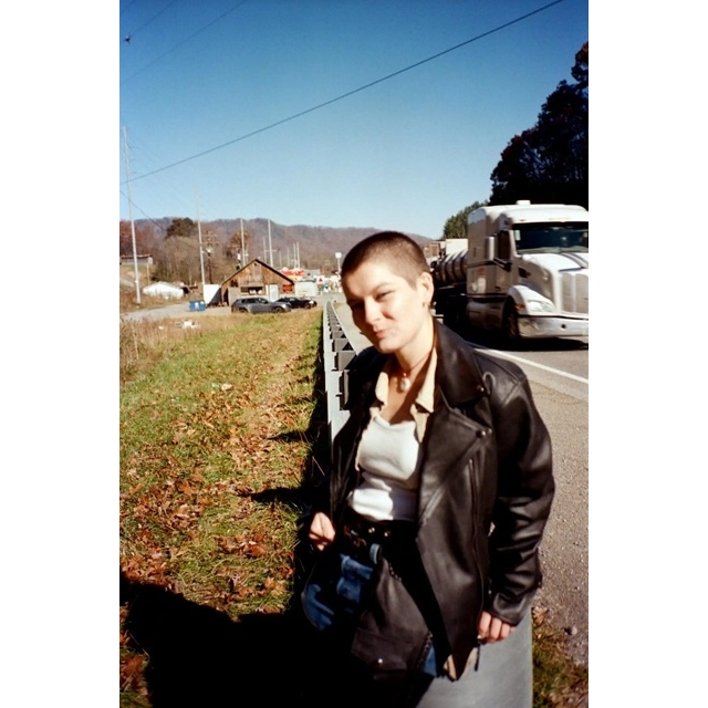 サックス奏者“ゾー・アンバ”、ギターを弾き歌う新作アルバム『Eyes Full』のリリースを発表