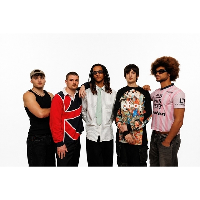 ロンドンの5人組bby（ベイビー）、2ndアルバム『2』を発表　エネルギー迸る新曲「Ur Bedroom」公開
